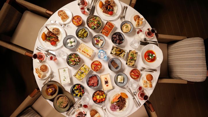 Gezellige tafel bij Muhabbet BBQ